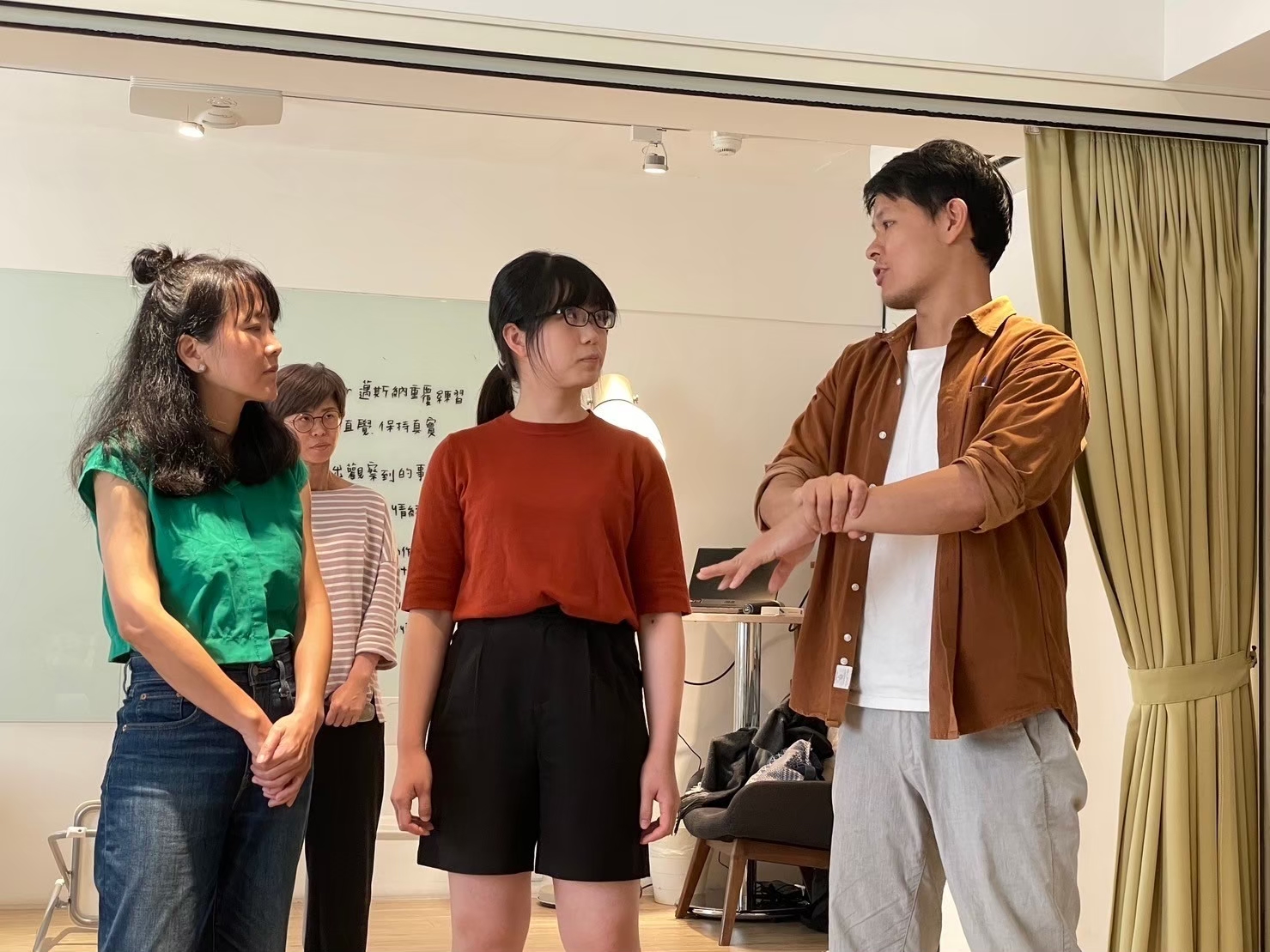 即興課現場：四位學員站著，帶領者正在說明動作